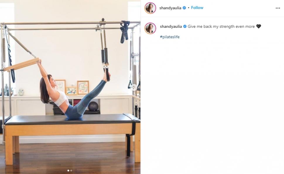 Shandy Aulia saat senam pilates. (Instagram/shandyaulia)