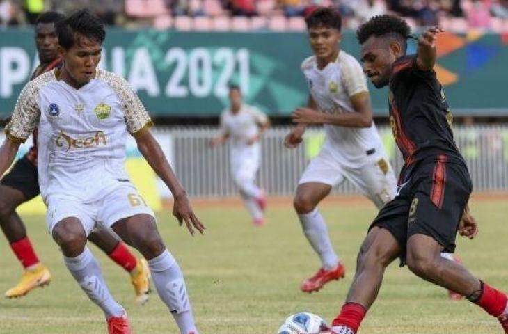 Pesepak bola Aceh Khairunnas (kiri) membayangi laju pesepak bola Papua M Arody Uopdana (kanan) saat pertandingan babak enam besar Sepak Bola putra PON Papua di Stadion Mandala, Kota Jayapura, Papua, Rabu (6/10/2021). (ANTARA FOTO/NOVA WAHYUDI)