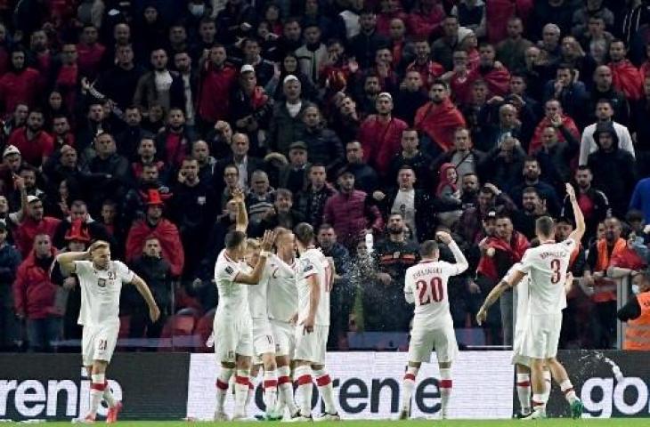 Hujan botol warnai pertandingan antara Albania vs Polandia dalam lanjutan Kualifikasi Piala Dunia 2022. (GENT SHKULLAKU / AFP)