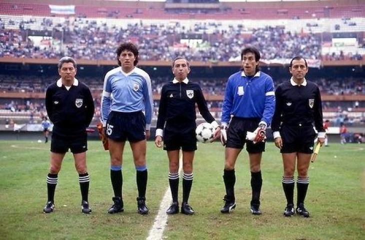 Roberto Rojas (kanan) saat tampil memperkuat Chile melawan Argentina di final Copa America 1987. (Twitter/@UruguayFootENG)