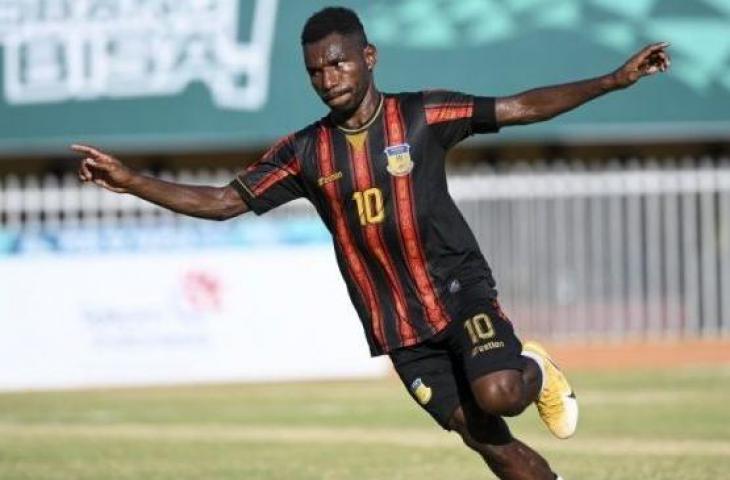 Pesepakbola Papua, Ricky Ricardo Cawor melakukan selebrasi usai membobol gawang tim Kalimantan Timur saat pertandingan semifinal cabang sepakbola putra PON Papua di Stadion Mandala, Jayapura, Papua, Selasa (12/10/2021). [ANTARA FOTO/Nova Wahyudi]