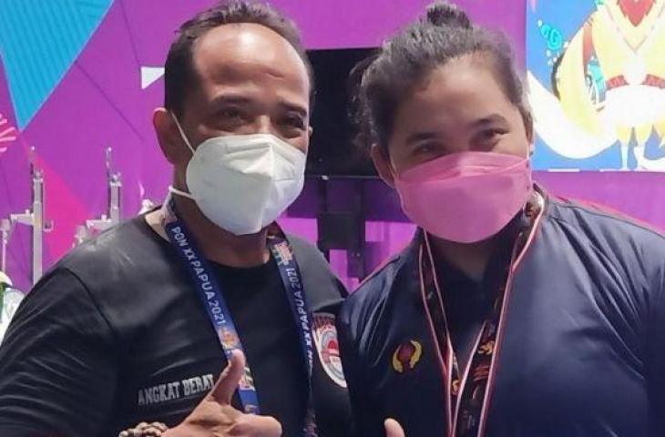 Lifter Maria Magdalena (kanan) berpose dengan pelatih angkat berat Jawa Barat, Usdi Permana di Auditorium Uncen Jayapura, Papua, Rabu (13/10/2021). (ANTARA/Andi Firdaus).