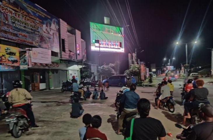 Warga menonton penutupan PON XX Papua di pinggir Jalan Sentani. (Antara)