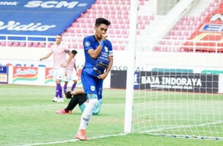 Striker PSIS Semarang, Septian David berselebrasi usai mencetak gol ke gawang Persik Kediri. [Ayosemarang.com/ Budi Cahyono]