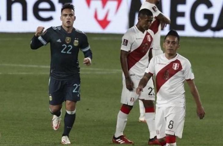 Selebrasi penyerang Argentina, Lautaro Martinez usai bobol gawang Peru dalam lanjutan Kualifikasi Piala Dunia 2022 zona CONMEBOL. (ALEJANDRO PAGNI / AFP)