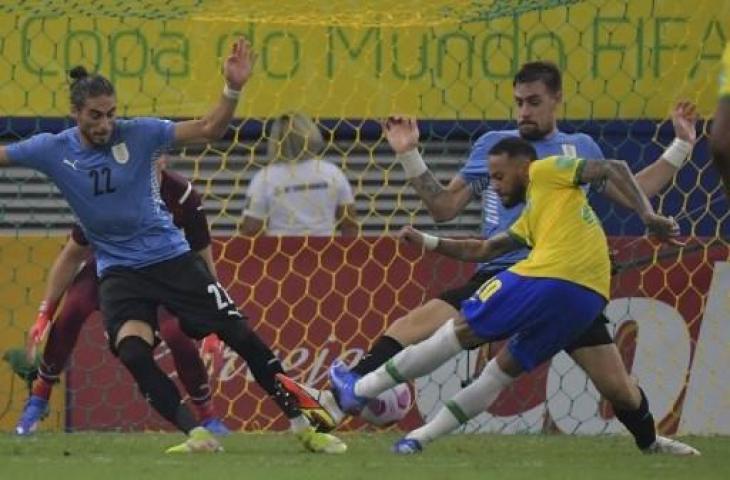 Aksi Neymar yang cetak go untuk Brasil ke gawang Uruguay dalam lanjutan Kualifikasi Piala Dunia 2022 zona CONMEBOL. (NELSON ALMEIDA / AFP)