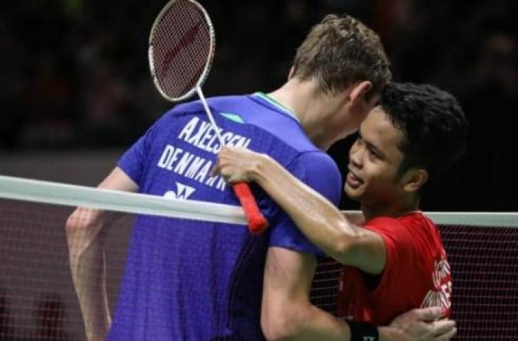 Pebulutangkis Indonesia, Anthony Sinisuka Ginting (kanan), melaju ke final Indonesia Masters 2020 usai menang atas Viktor Axelsen (Denmark) di Istora Senayan, Jakarta, Sabtu (18/1). [Humas PBSI]