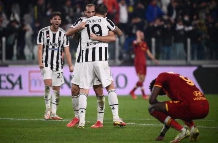 Pemain Juventus melakukan selebrasi usai mengalahkan AS Roma 0-1. (MARCO BERTORELLO / AFP)