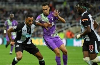 Aksi Heroik Sergio Reguilon Saat Ada Fans Newcastle United yang Kolaps