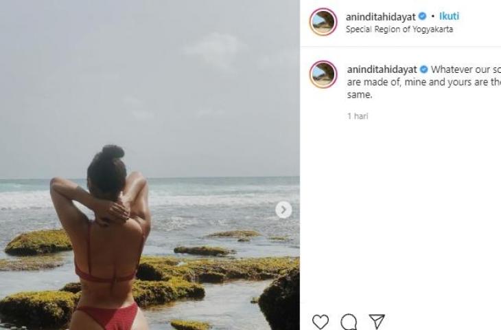 Anindita Hidayat pose di pantai. (Instagram)