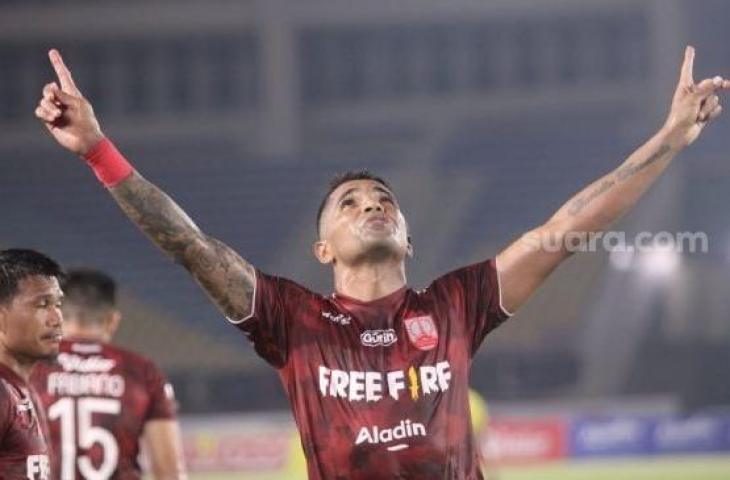 Penyerang Persis Solo, Beto Goncalves melakukan selebrasi usai menjebol gawang Hizbul Wathan FC dalam laga Liga 2 2021 di Stadion Manahan, Solo, Senin (18/10/2021) malam. [Suara.com / Ronald Seger Prabowo]