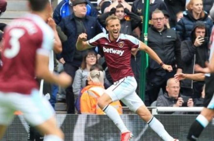 Gelandang West Ham United, Tomas Soucek melakukan selebrasi usai mencetak gol ke gawang Newcastle United pada laga Liga Inggris di St. James' Park, Newcastle, Minggu (15/8/2021) malam WIB. [AFP/Lindsey Parnaby]