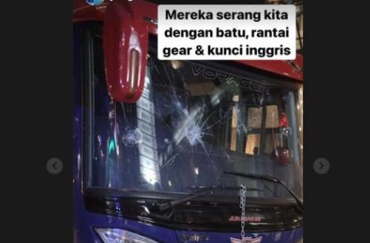 Bus Arema FC dirusak oknum supporter di Yogyakarta. (Instagram/@juragan99)