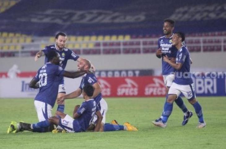 Pemain Persib rayakan gol ke gawang PSS Sleman dalam pertandingan pekan kedelapan BRI Liga yang digelar di Stadion Manahan, Solo, Jumat (22/10/2021). [Suara.com/Ronald Seger Prabowo]