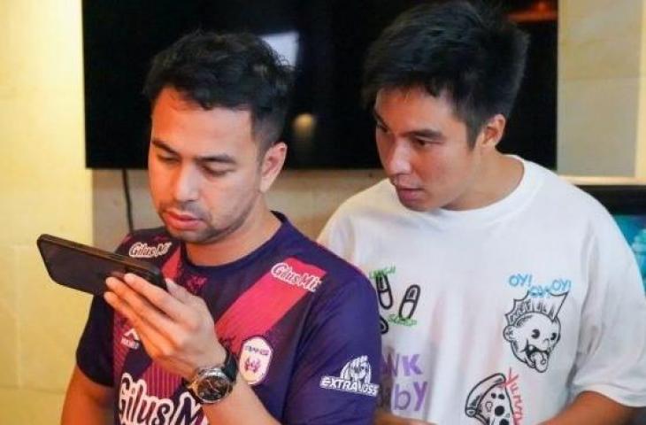 Raffi Ahmad dan Baim Wong menonton pertandingan RANS Cilegon FC melawan Badak Lampung melalui ponsel. [Instagram]