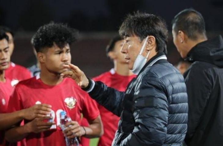 Pelatih Shin Tae-yong saat memberikan arahan kepada skuad Timnas Indonesia U-23 (Dok. PSSI)