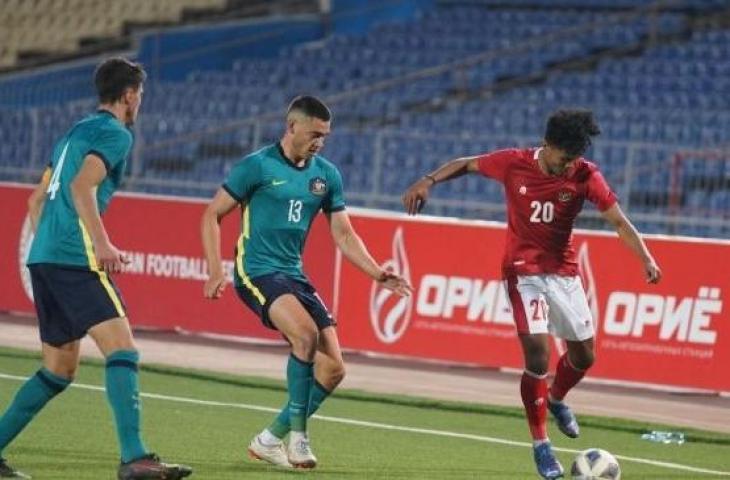 Aksi Bagus Kahfi saat Timnas Indonesia U-23 berhadapan dengan Australia di Kualifikasi Piala Asia U-23 2022 di Republican Central Stadium Dushanbe, Tajikistan, Selasa (26/10/2021) malam WIB. (Dok. PSSI)