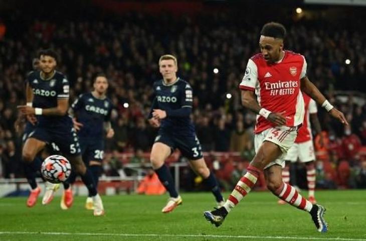 Aksi penyerang Arsenal, Pierre-Emerick Aubameyang saat bobol gawang Leeds United. (GLYN KIRK / AFP)