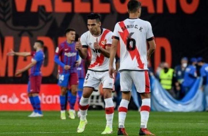 Pemain depan Rayo Vallecano Radamel Falcao memberikan isyarat saat pertandingan sepak bola Liga Spanyol antara Rayo Vallecano de Madrid dan FC Barcelona di stadion Vallecas di Madrid pada 27 Oktober 2021. OSCAR DEL POZO / AFP