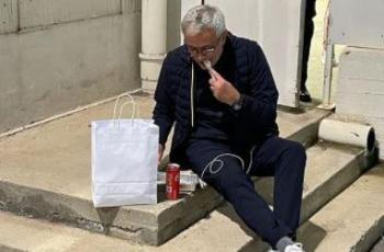 Dilarang Masuk, Jose Mourinho Pilih Makan Lesehan di Depan Pintu Stadion