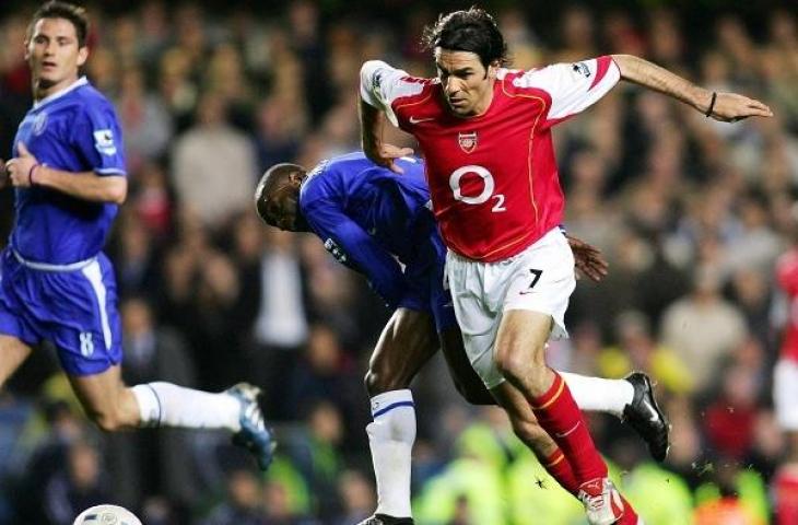 Robert Pires dan Claude Makalele saat laga Arsenal vs Chelsea 2005. (AFP/Adrian Dennis)