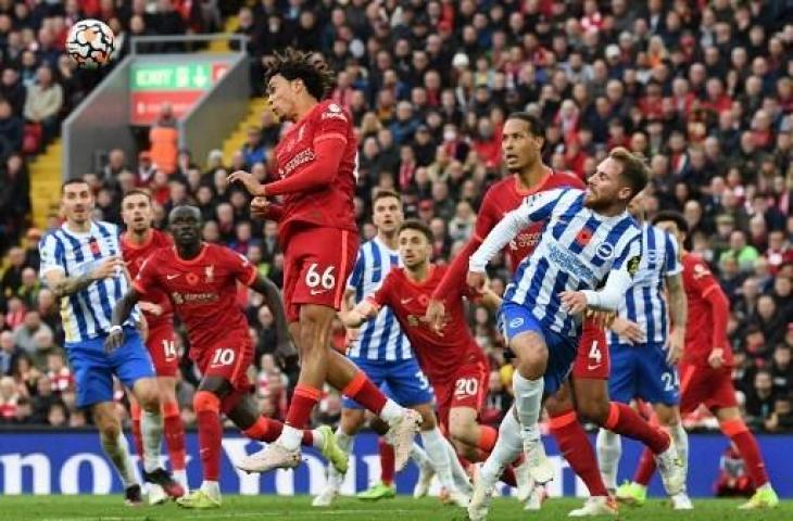 Aksi Trent Alexander-Arnold saat Liverpool ditahan imbang 2-2 oleh Brighton dalam lanjutan Liga Inggris. (PAUL ELLIS / AFP)