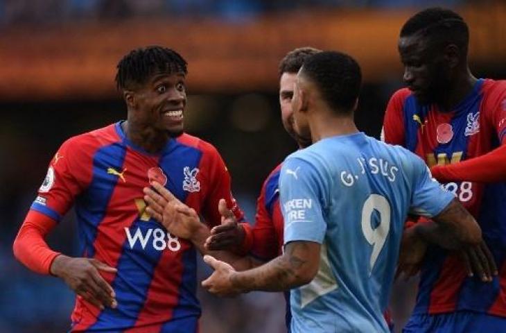 Wilfried Zaha di laga melawan Manchester City. (Oli SCARFF / AFP)