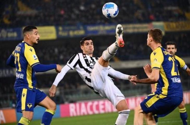 Aksi Alvaro Morata saar Juventus keok 1-2 di tangan Hellas Verona. (MARCO BERTORELLO / AFP)