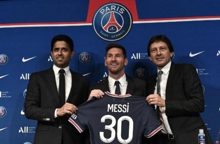 Lionel Messi bersama Presiden PSG, Nasser Al-Khelaifi dan direktur olahraga, Leonardo. (STEPHANE DE SAKUTIN / AFP)