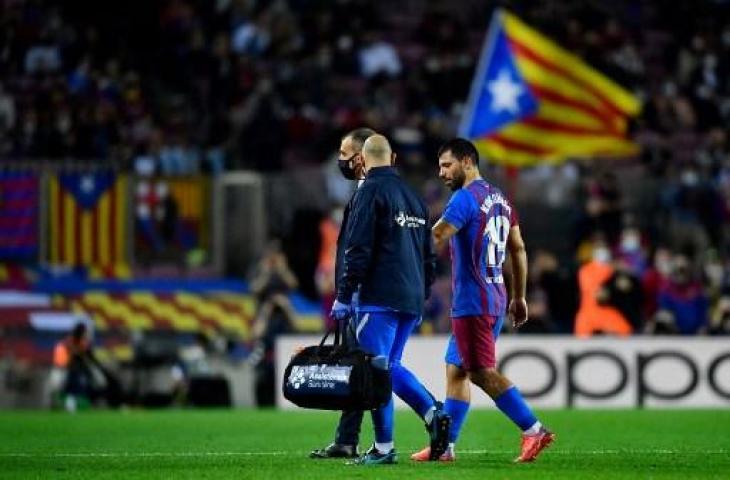 Sergio Aguero mengalami sesak napas saat Barcelona ditahan imbang Alaves 1-1. (PAU BARRENA / AFP)