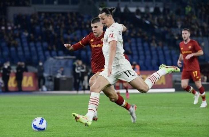 Aksi Zlatan Ibrahimovic saat AC Milan kalahkan AS Roma 2-1 di Liga Italia. (FILIPPO MONTEFORTE / AFP)