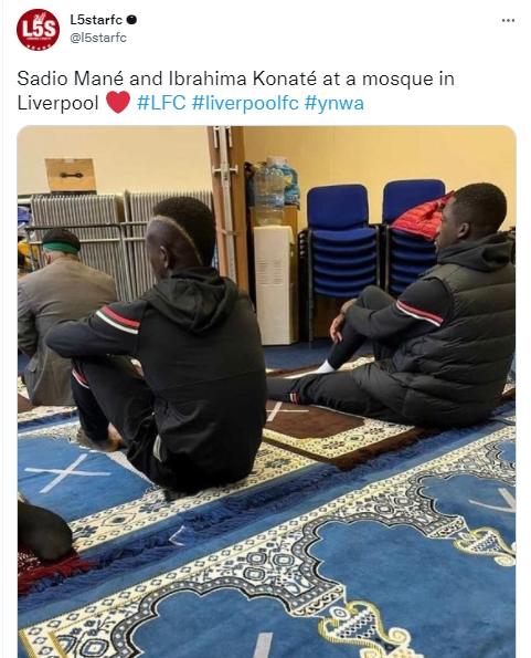 Sadio Mane dan Ibrahima Konate sedang duduk di masjid Liverpool. (Twitter/@l5starfc)