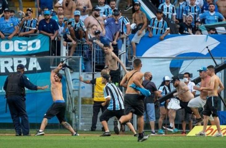 Potret suporter Gremio rusak stadion usai kalah dari Palmeiras dengan skor 1-3. (RAUL PEREIRA / AFP)