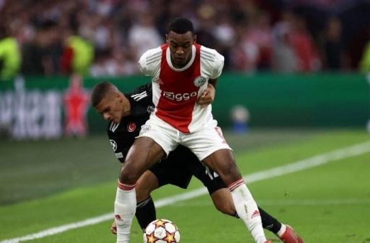 Ryan Gravenberch saat ini bermain di Ajax. (KENZO TRIBOUILLARD / AFP)