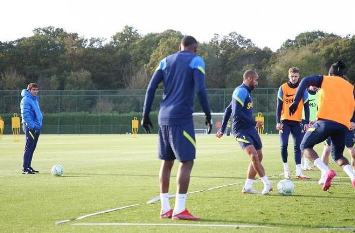 Antonio Conte saat memimpin latihan Tottenham Hotspur. (Dok. Tottenham)