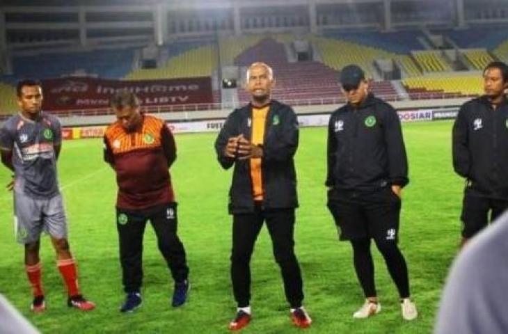 Herrie Setyawan (tiga kanan) saat memimpin HWFC pada pertandingan Liga 2 beberapa waktu lalu. (ANTARA/HO-Ofisial HWFC)