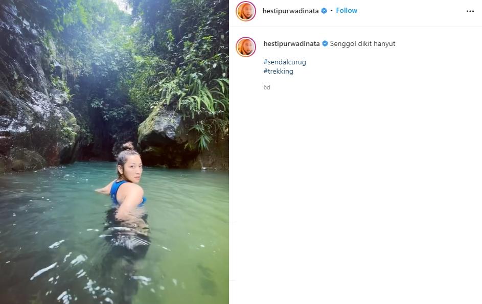 Hesti Purwadinata sedang berpose renang di aliran sungai. (Instagram/hestipurwadinata)