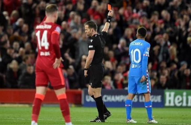 Pemain Atletico Madrid, Felipe dikartu merah usai abaikan wasit. (Oli SCARFF / AFP)