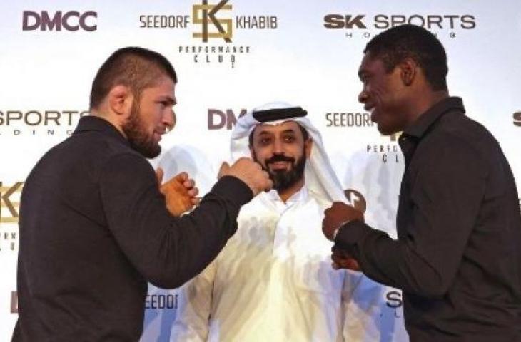 Khabib Nurmagomedov dan Clarence Seedorf mengumumkan terbentuknya SK Sports Holding di Dubai pada 1 November 2021. [AFP]