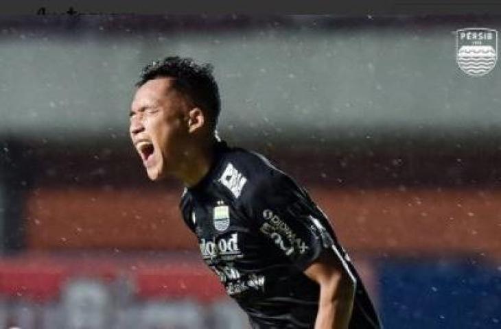 Erwin Ramdani setelah mencetak gol untuk Persib Bandung dalam laga melawan Persela Lamongan, Kamis (4/11/2021). (Dok. Persib)