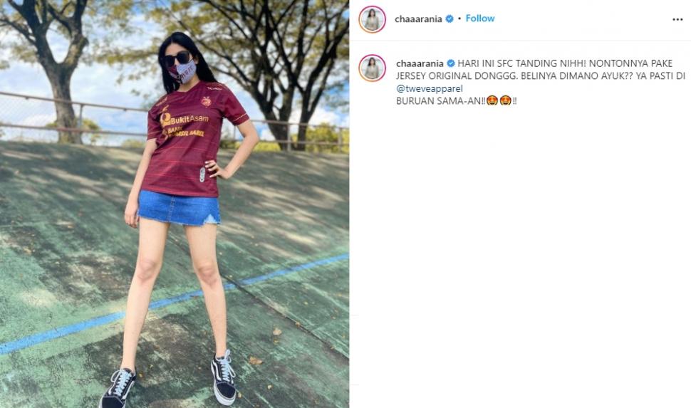 Putri Nil Maizar, Rania Salsabila mengenakan jersey Sriwijaya FC. (Instagram/chaaarania)