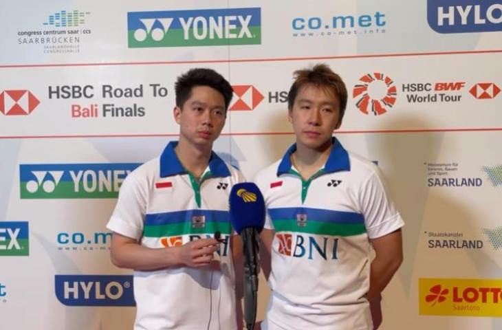 Kevin Sanjaya dan Marcus Gideon saat diwawancara usai berhasil juara Hylo Open 2021. (YouTube/Badminton Europe)