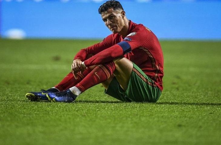 Kapten Timnas Portugal Cristiano Ronaldo kecewa dikalahkan Serbia pada Kualifikasi Piala Dunia 2022 si Stadion da Luz, Lisbon, Senin (15/11/2021). (AFP/Patricia De Melo Moreira)