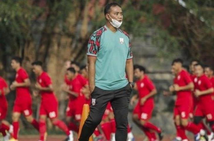 Pelatih kepala Persis Solo, Eko Purdjianto saat mengawasi sesi latihan skuad Persis Solo. [Media Officer Persis Solo]