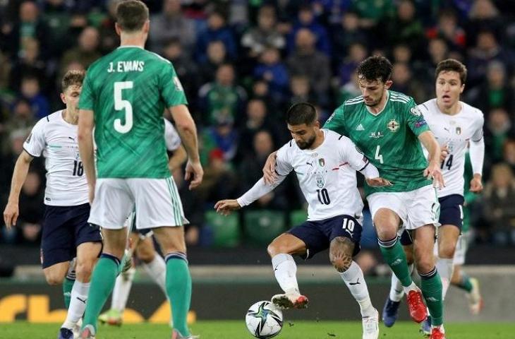 Striker Italia Lorenzo Insigne berebut bola dengan pemain Irlandia Tom Flanagan di Kualifikasi Piala Dunia 2022, Selasa (16/11/2021). (AFP/Paul Faith)