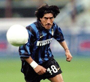 Ivan Zamorano saat berseragam Inter Milan menggunakan nomog punggung 1+8. (Twitter/@EDOFERILOSA)