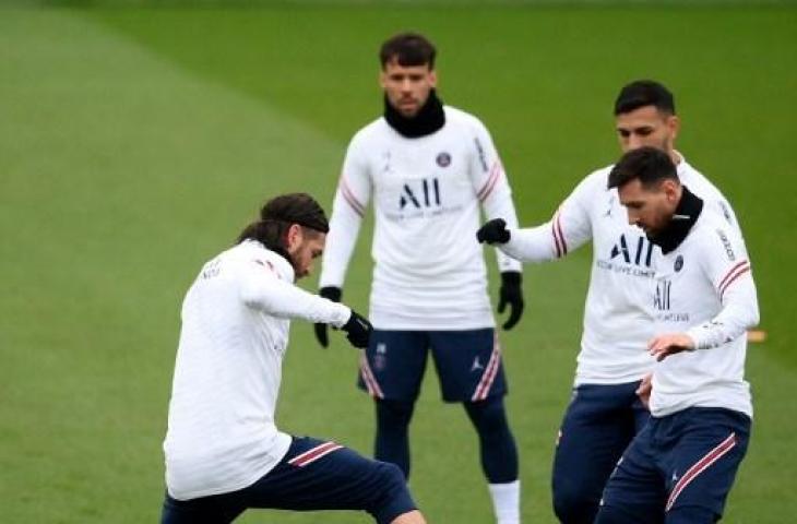 Lionel Messi dan Sergio Ramos latihan bareng bersama skuat PSG. (FRANCK FIFE / AFP)