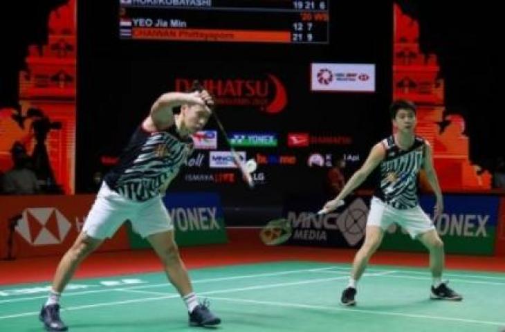 Ganda putra Indonesia Marcus Fernaldi Gideon (kiri) dan Kevin Sanjaya Sukamuljo mengembalikan kok ke ganda putra Indonesia Pramudya Kusumawardana/Yeremia Erich Yoche Rambitan pada babak perempat final Kejuaraan Indonesia Masters 2021 di Nusa Dua, Bali, Jumat (19/11/2021). (ANTARA FOTO/Humas PBSI/wpa/wsj)