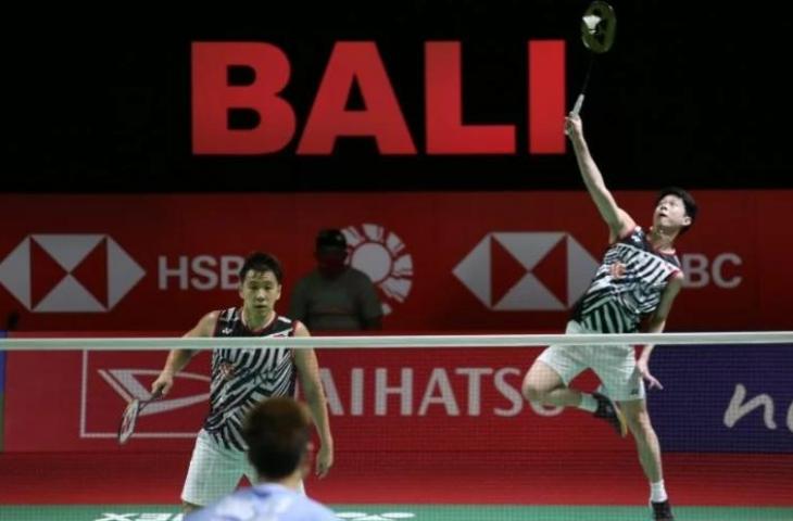 Ganda putra Indonesia Kevin Sanjaya Sukamuljo (kanan) dan Marcus Fernaldi Gideon mengembalikan kok ke ganda putra Malaysia Ong Yew Sin/Teo Ee Yi pada semifinal Kejuaraan Indonesia Masters 2021 di Nusa Dua, Bali, Sabtu (20/11/2021). ANTARA FOTO/Humas PBSI/wpa/foc.