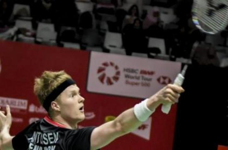 Pebulu tangkis tunggal putra Denmark Anders Antonsen mengembalikan kok ke arah lawannya asal Hong Kong Lee Cheuk Yiu dalam pertandingan babak semi final Daihatsu Indonesia Masters 2020 di Istora Senayan, Jakarta, Sabtu (18/1/2020). ANTARA FOTO/Galih Pradipta